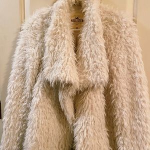 ✨HOLLISTER SHAGGY FAUX FUR COAT✨⁣